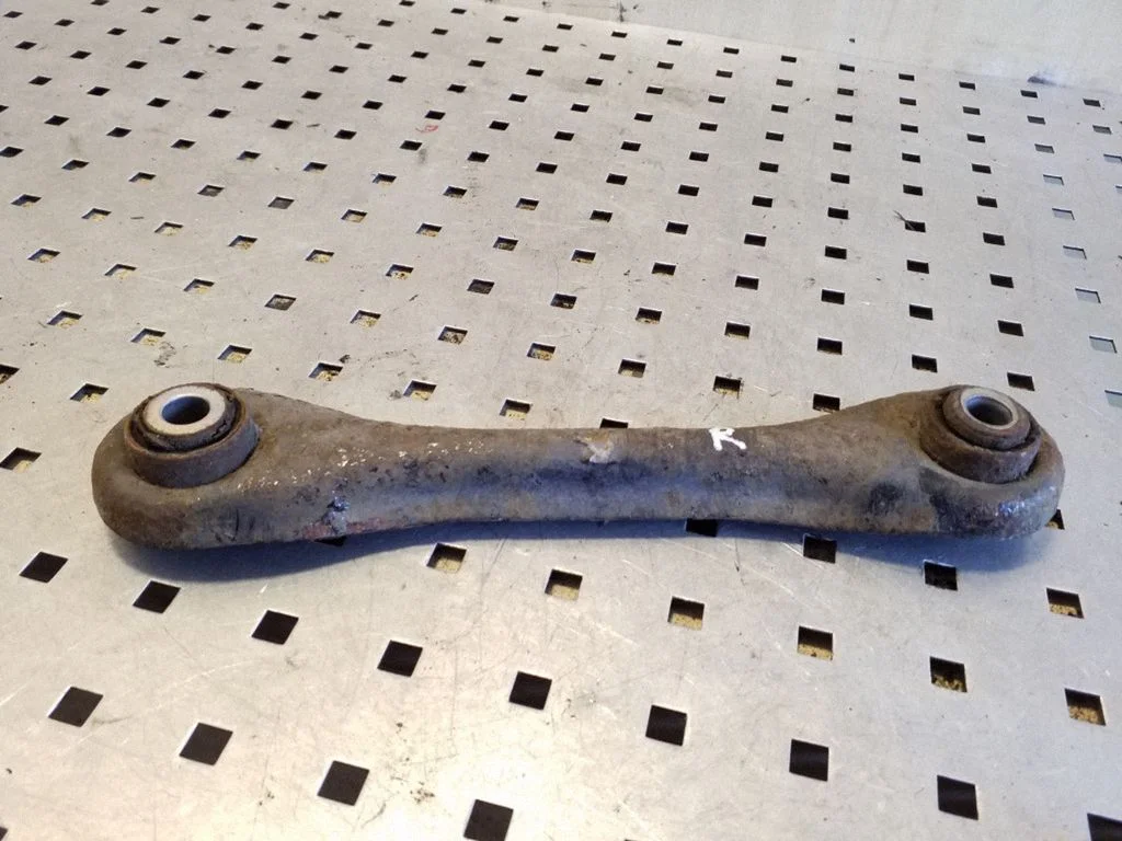 Rear control arm – right