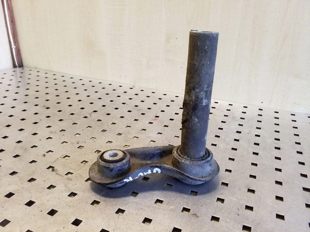 Rear control arm – right