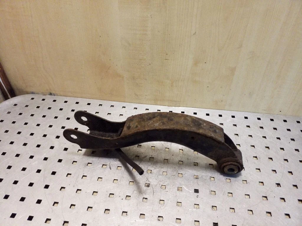 Rear control arm – right