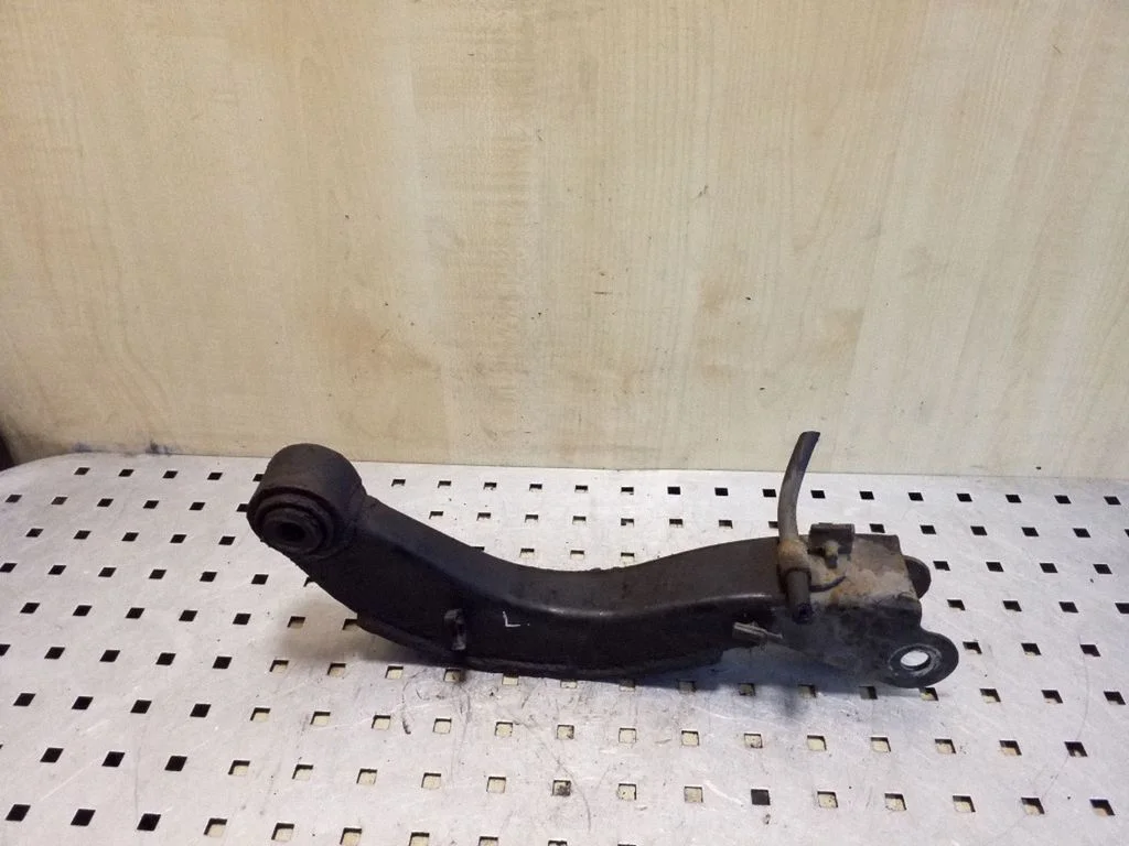 Rear control arm – left