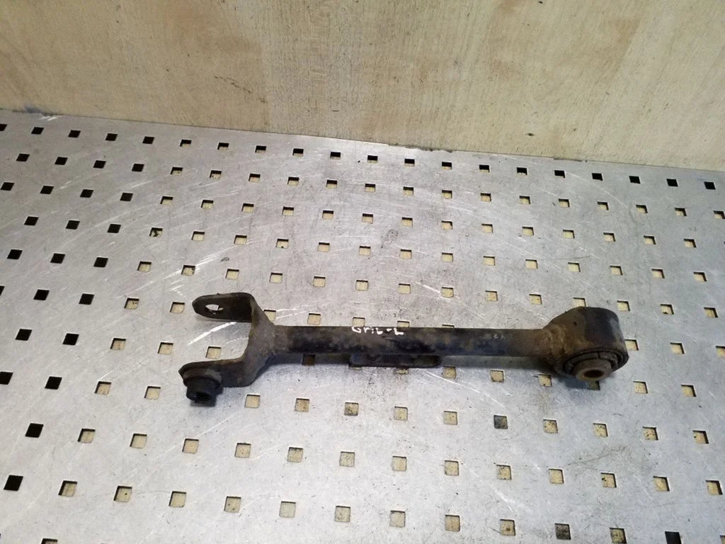 Rear control arm – left