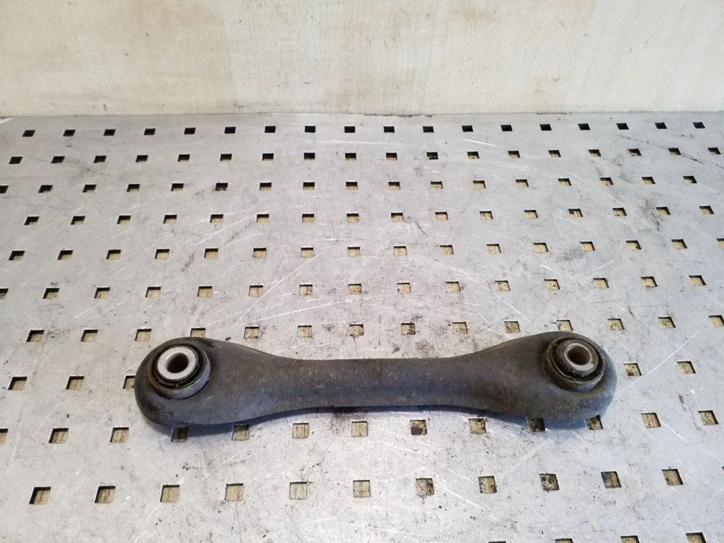 Rear control arm – left