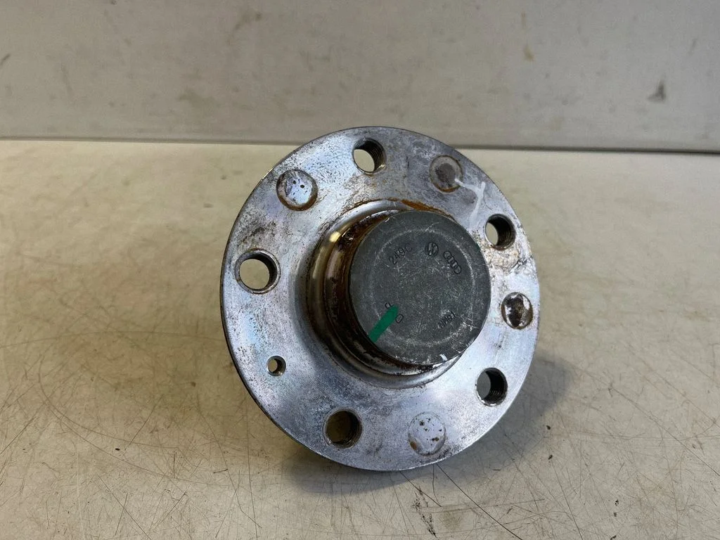 Rear wheel hub – left
