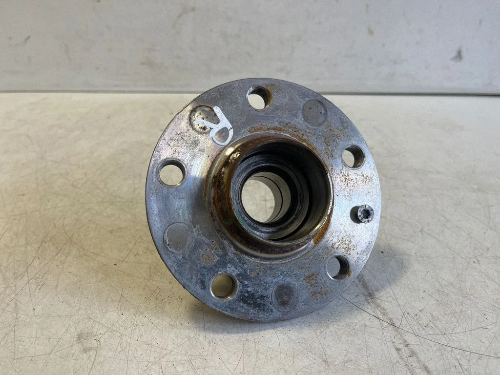 Rear wheel hub – right