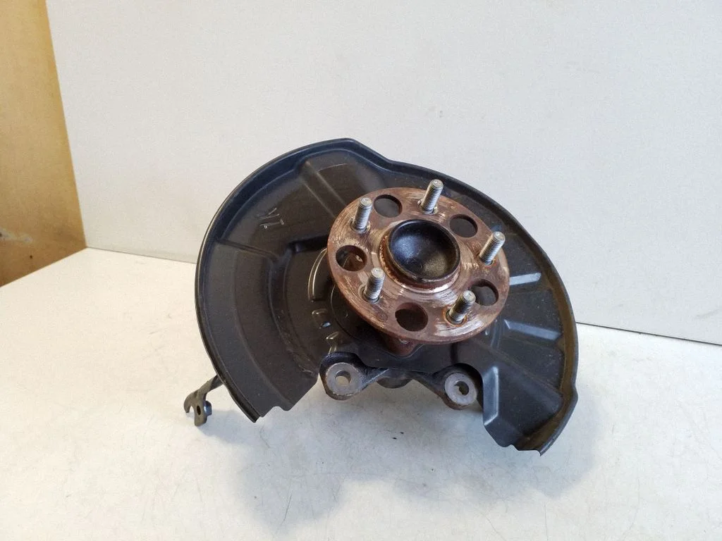 Rear wheel hub – right