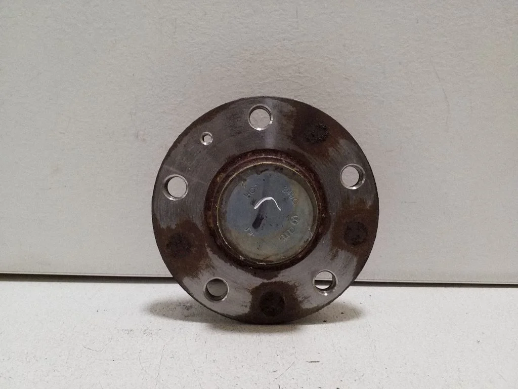 Rear wheel hub – left