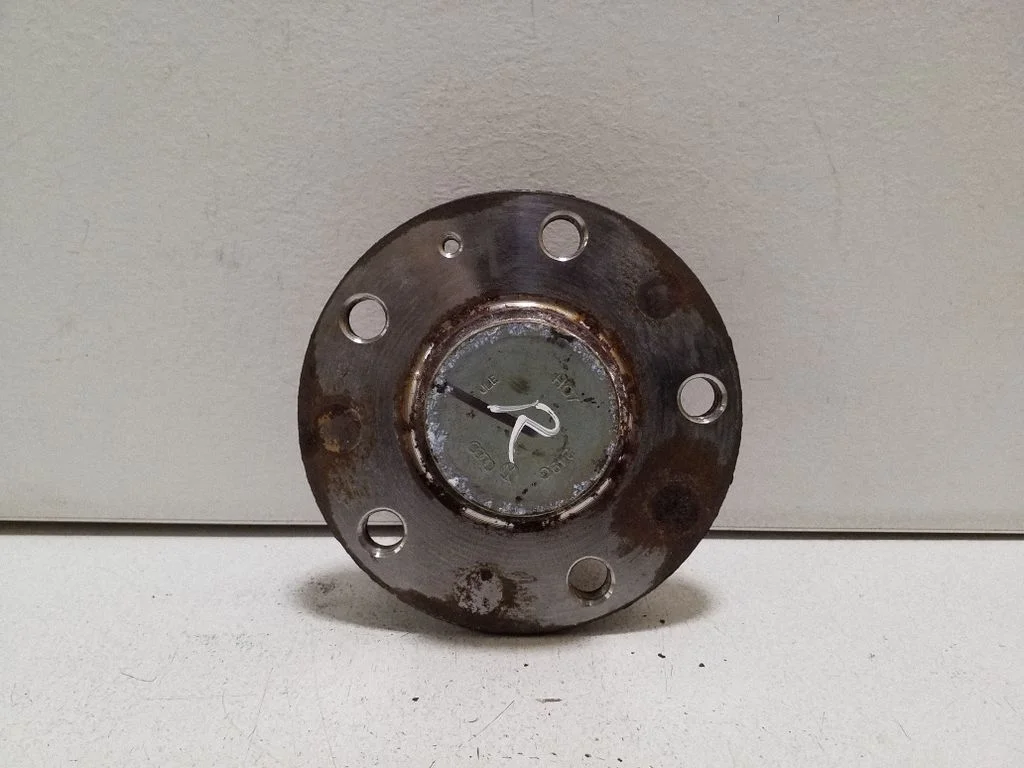 Rear wheel hub – right