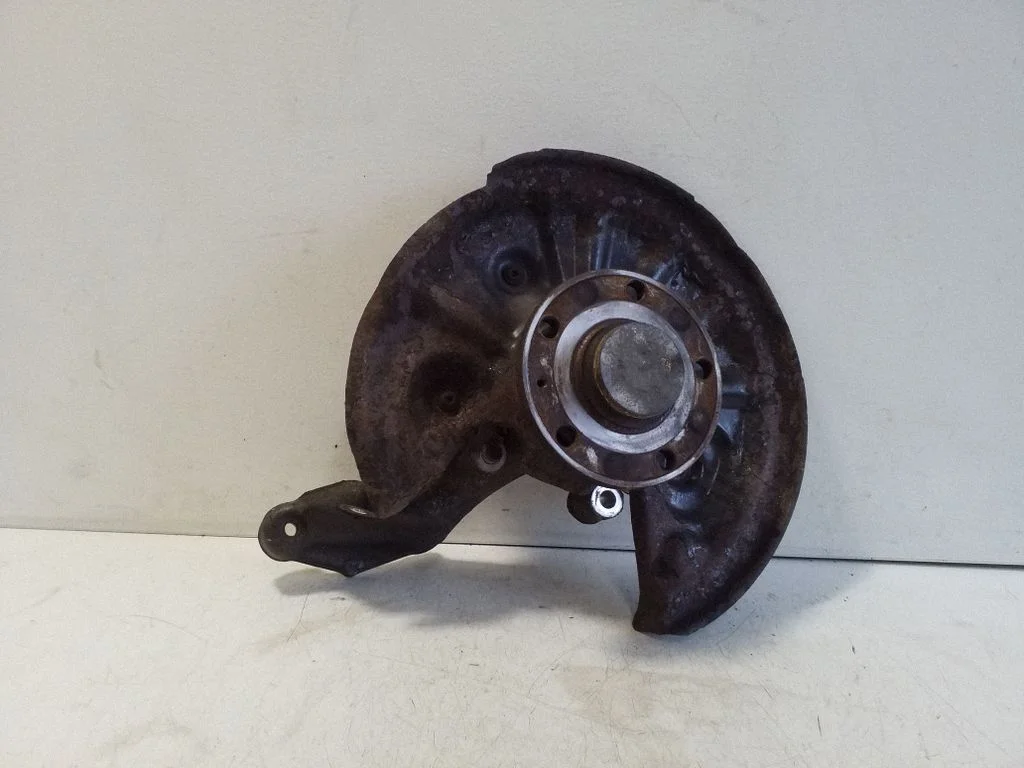Rear wheel hub – right