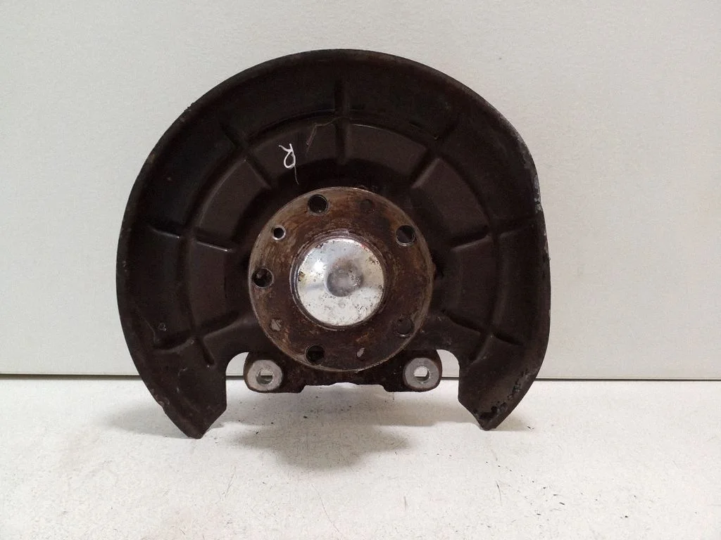 Rear wheel hub – right