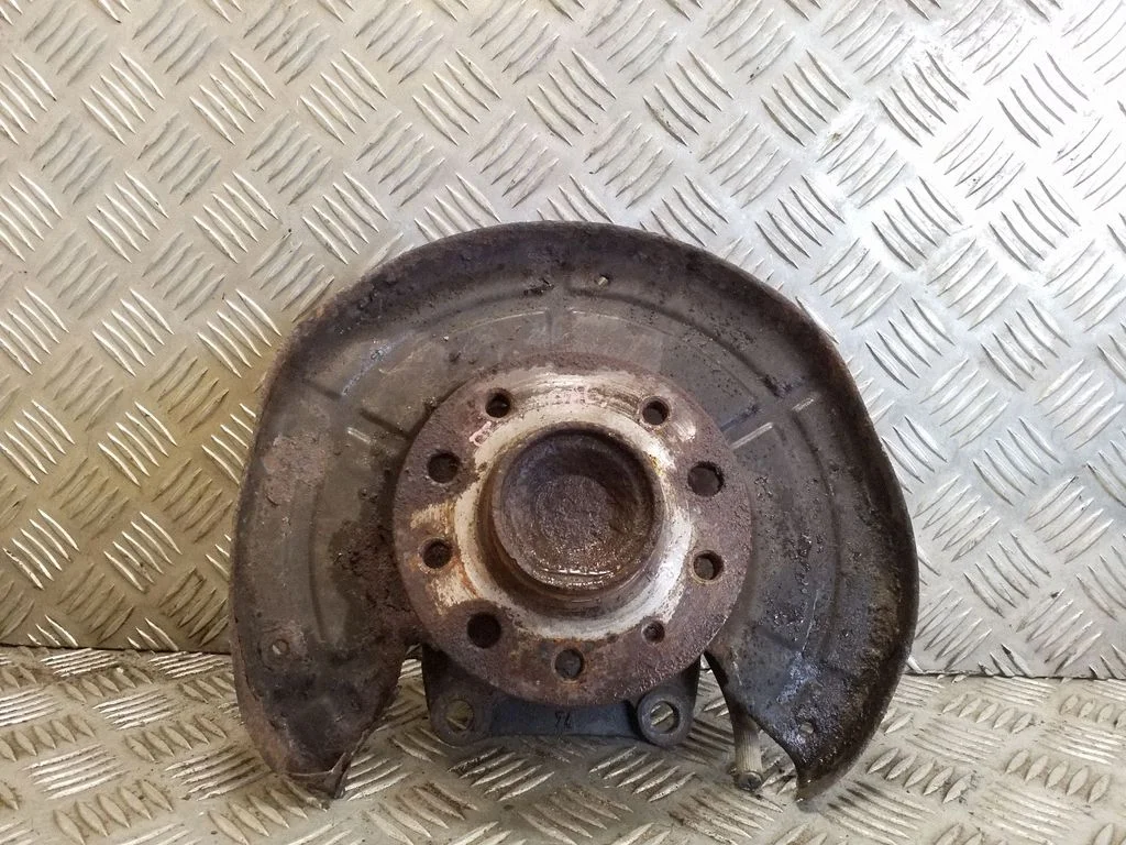 Rear wheel hub – left