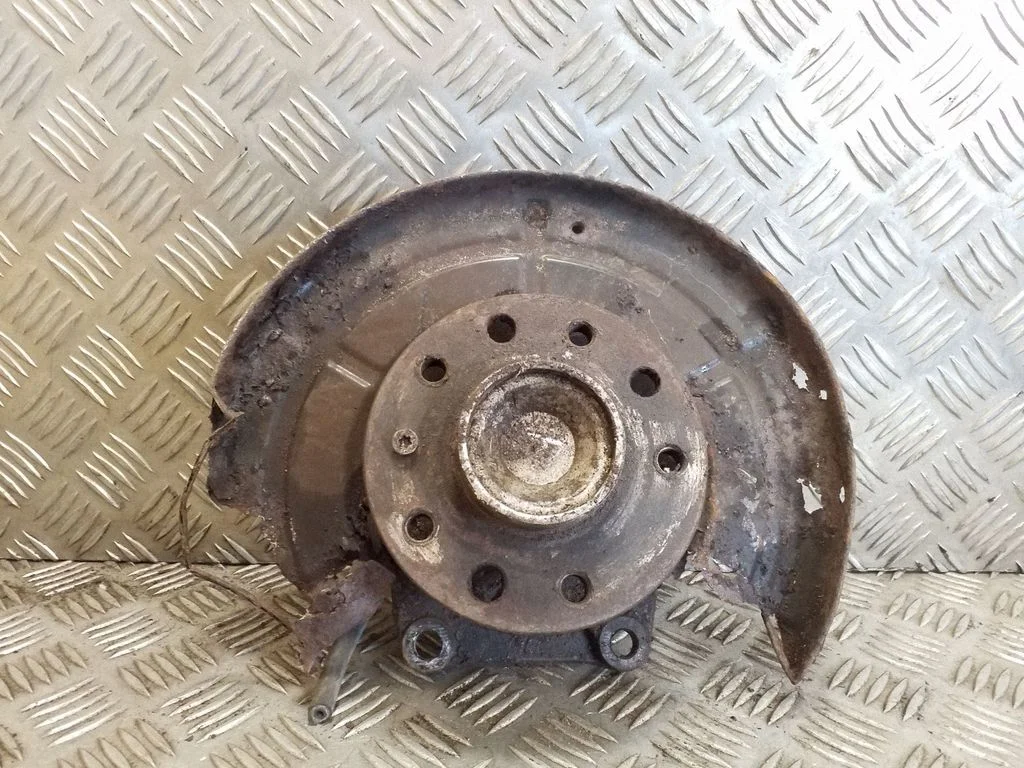 Rear wheel hub – right
