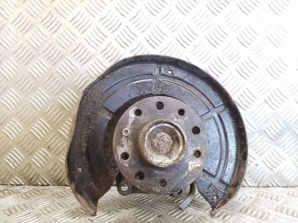 Rear wheel hub – left