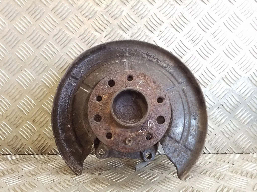 Rear wheel hub – left