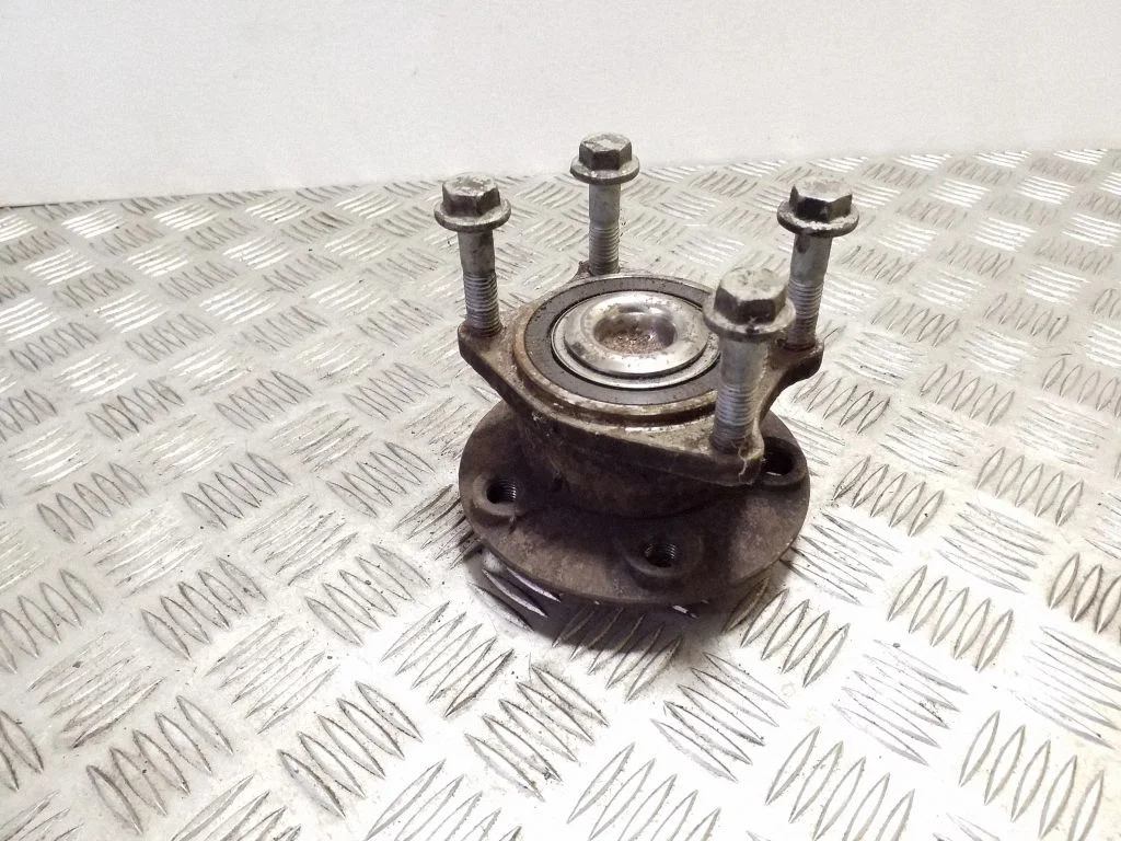 Rear wheel hub – right