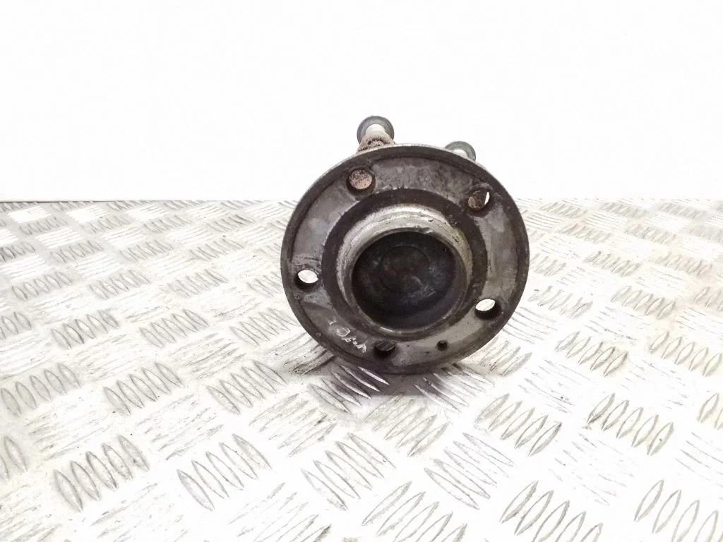 Rear wheel hub – left