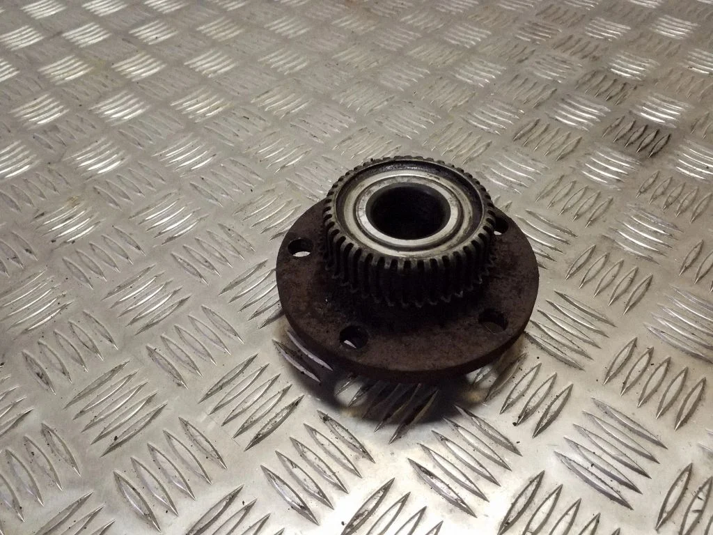 Rear wheel hub – left