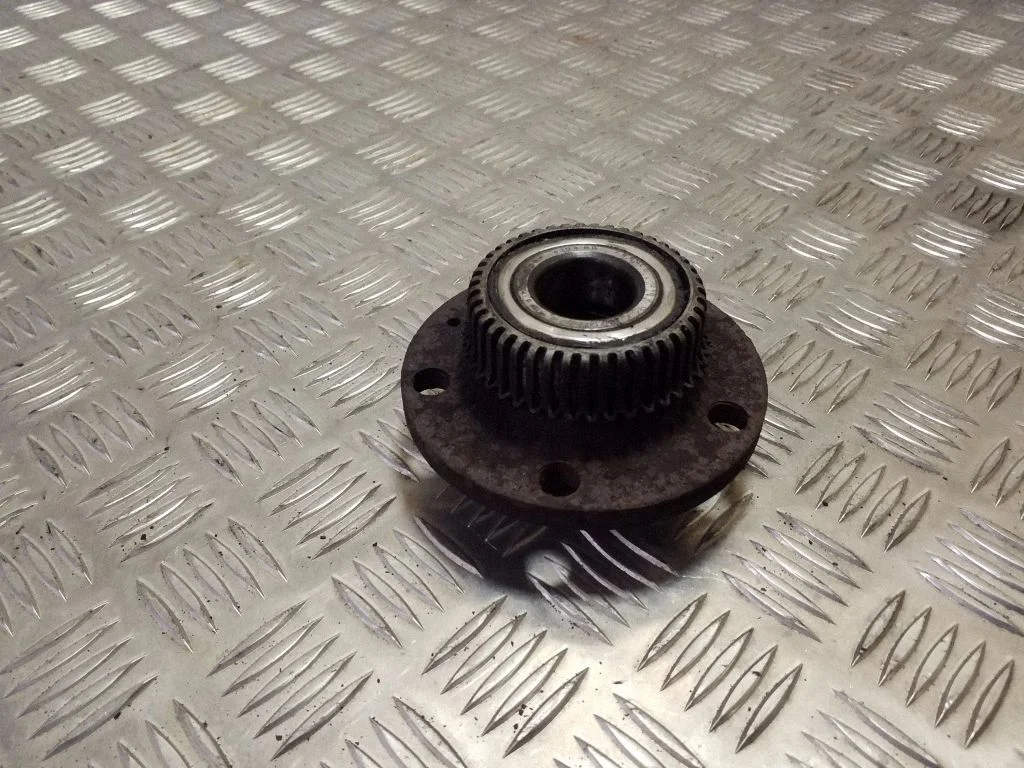 Rear wheel hub – left