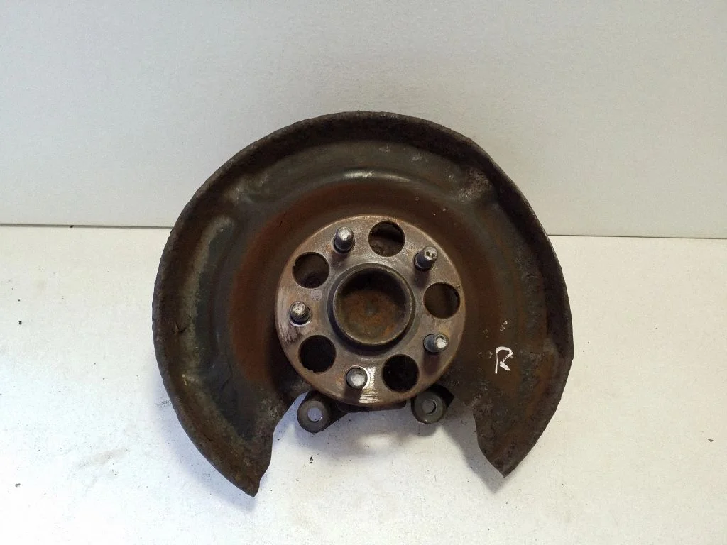 Rear wheel hub – right