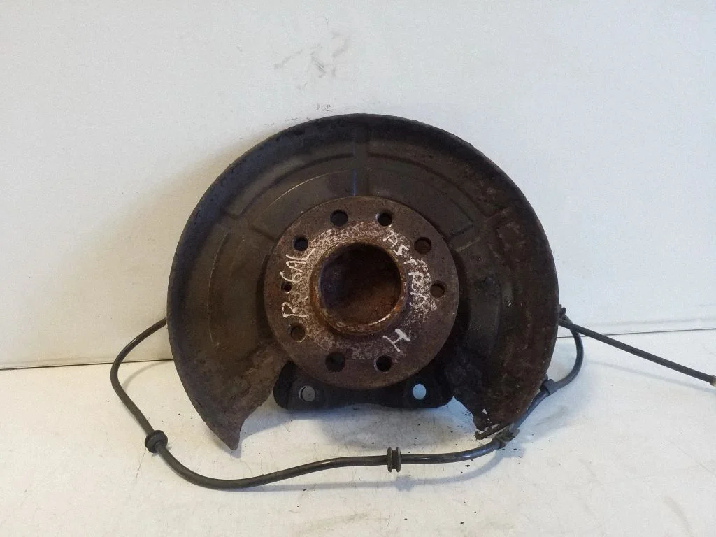 Rear wheel hub – right