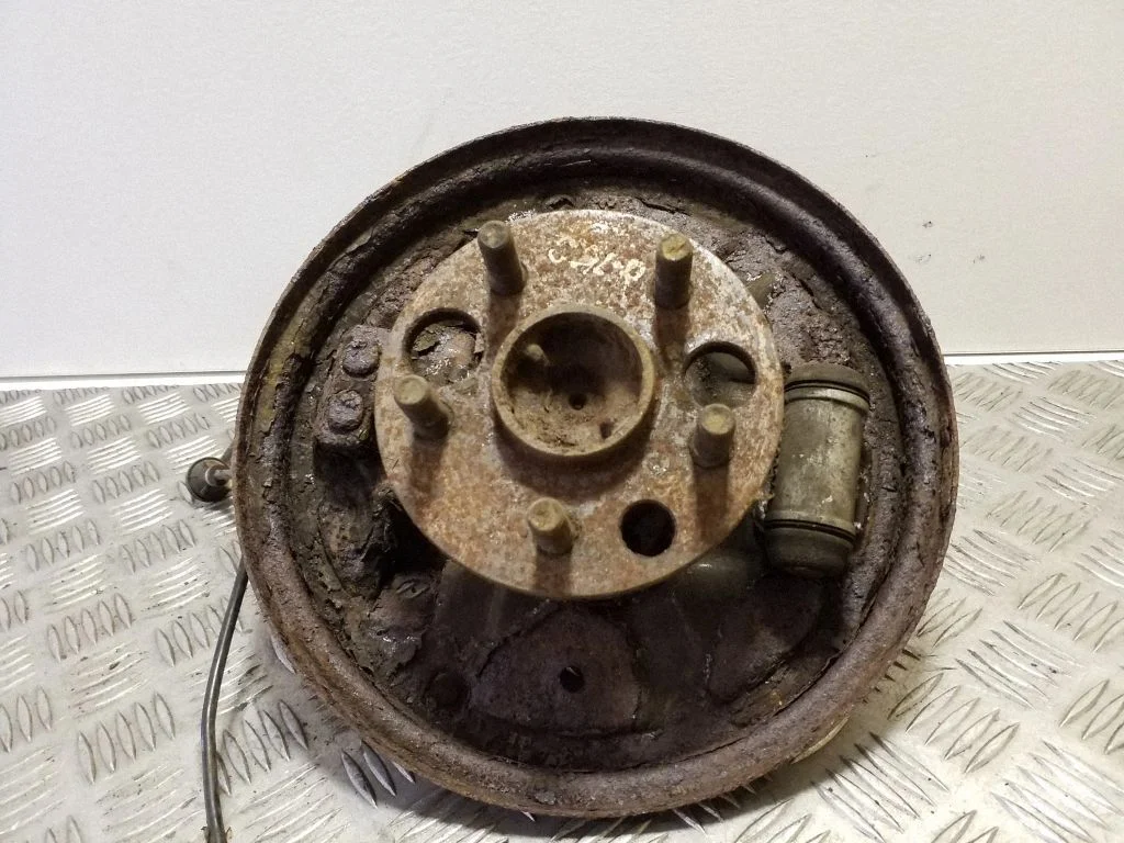Rear wheel hub – right