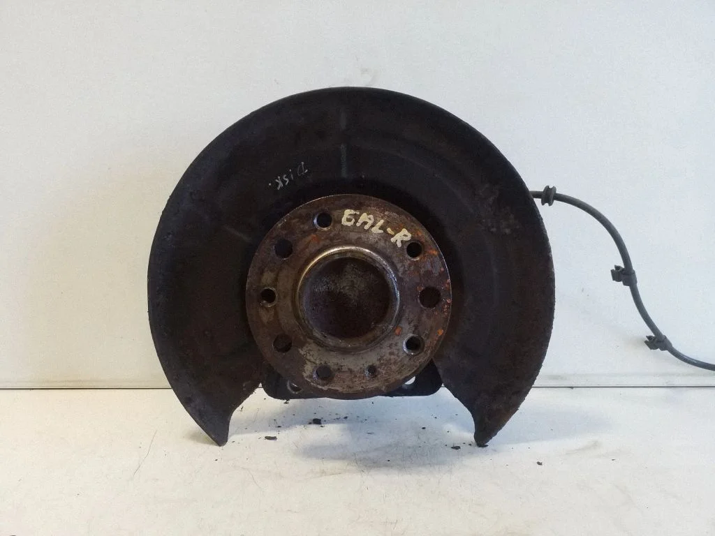Rear wheel hub – right