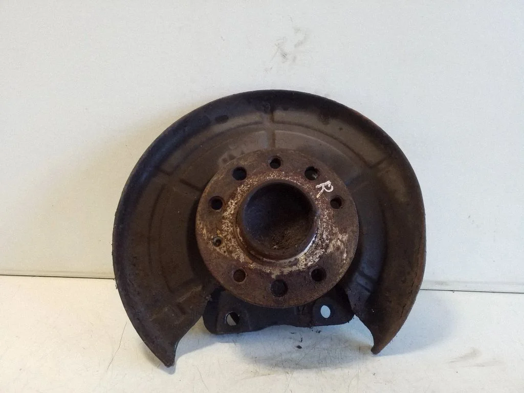 Rear wheel hub – right