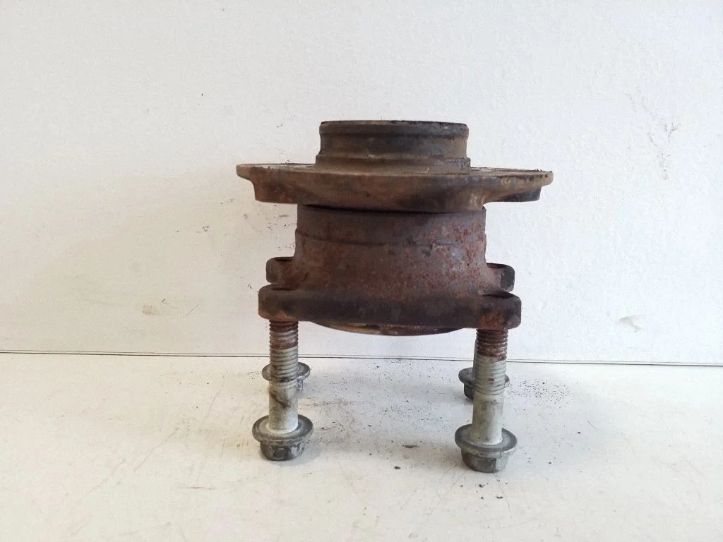 Rear wheel hub