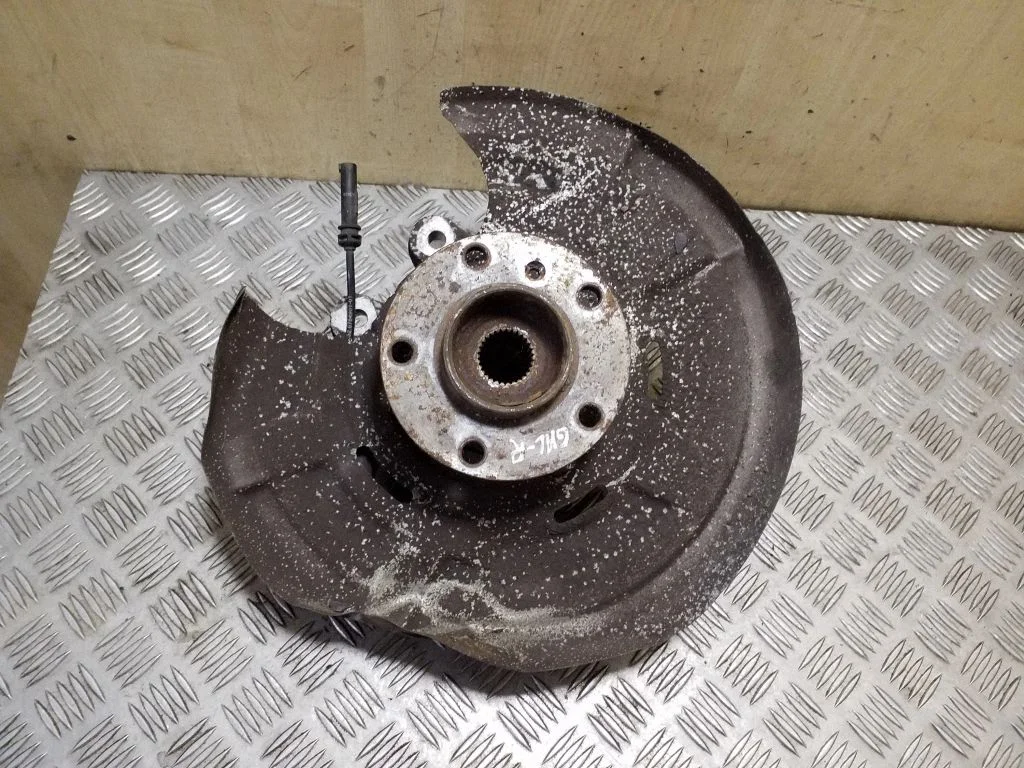 Rear wheel hub 6793770