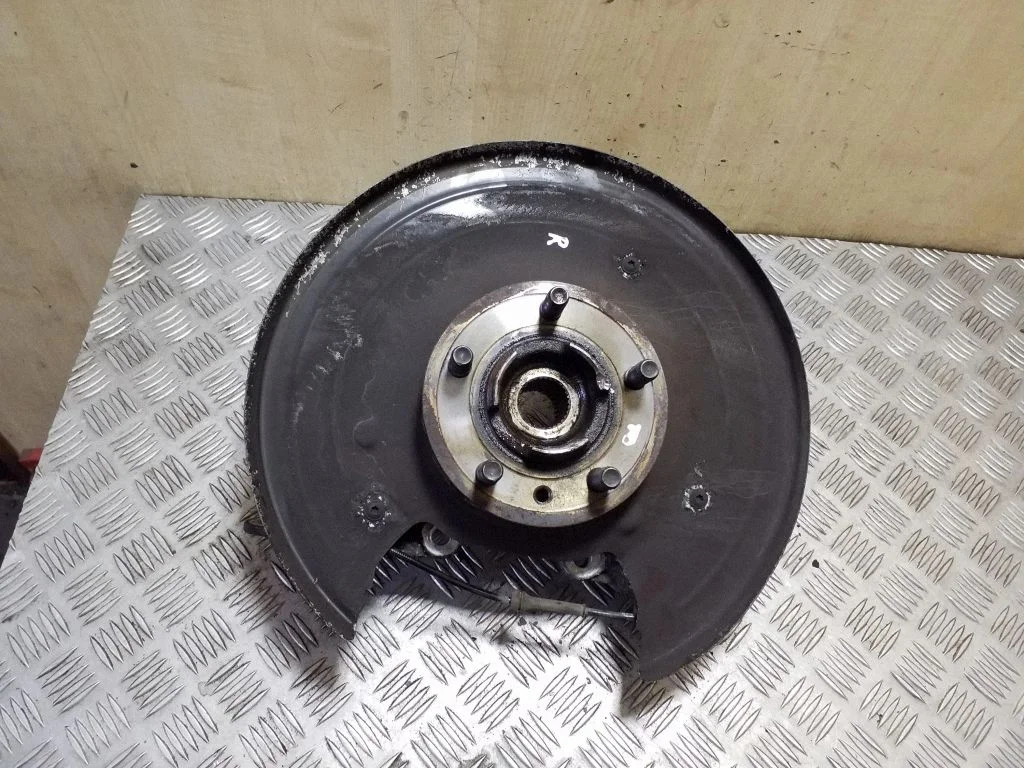 Rear wheel hub – right