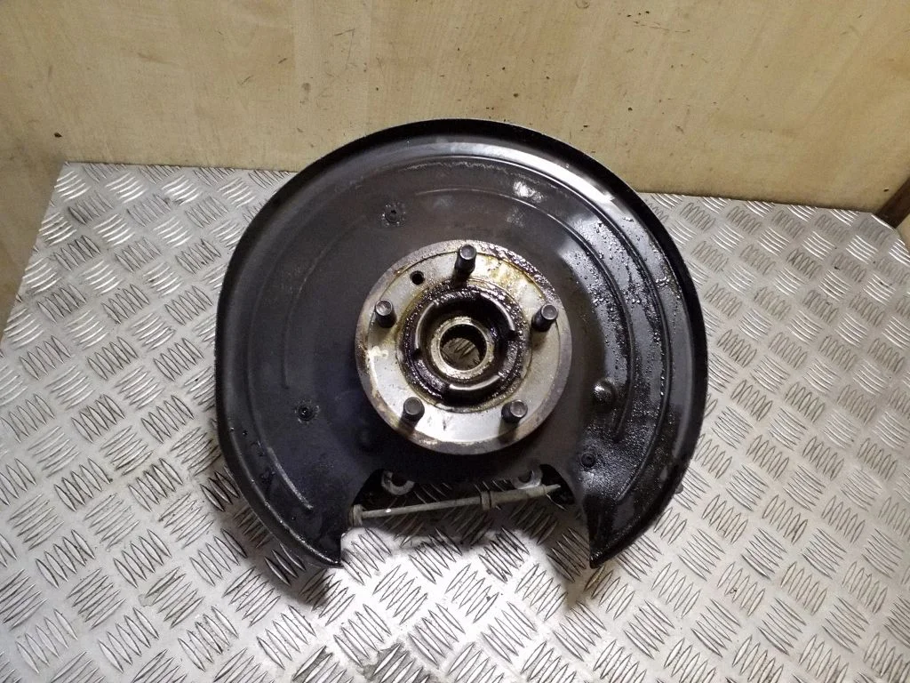 Rear wheel hub – left