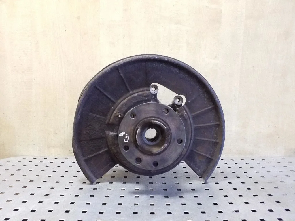 Rear wheel hub – right