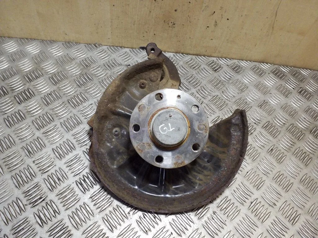 Rear wheel hub – left