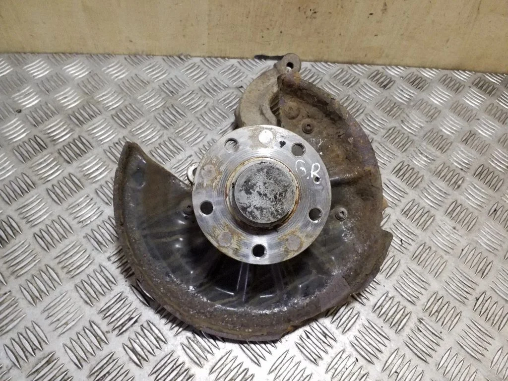 Rear wheel hub – right
