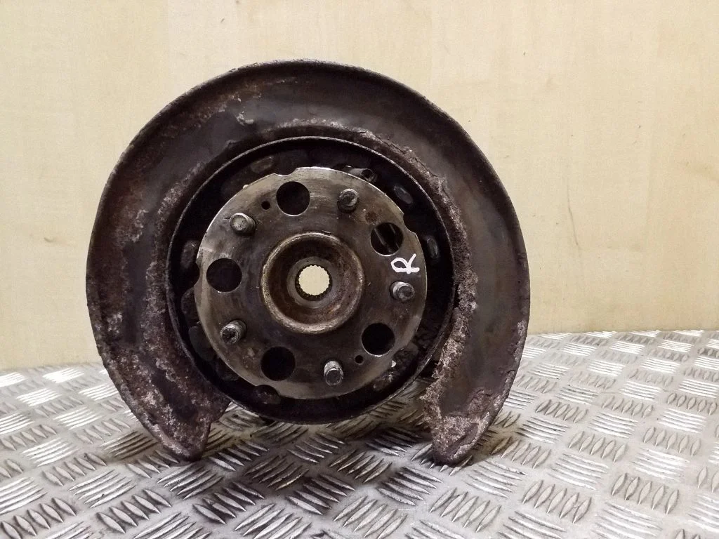 Rear wheel hub – right