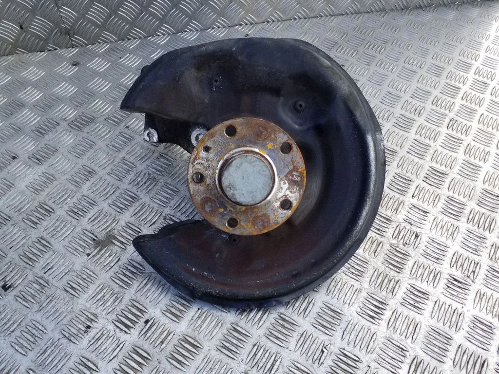 Rear wheel hub – right