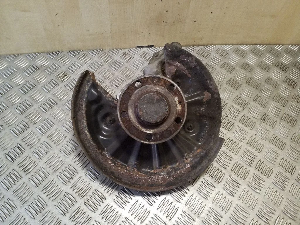 Rear wheel hub – right
