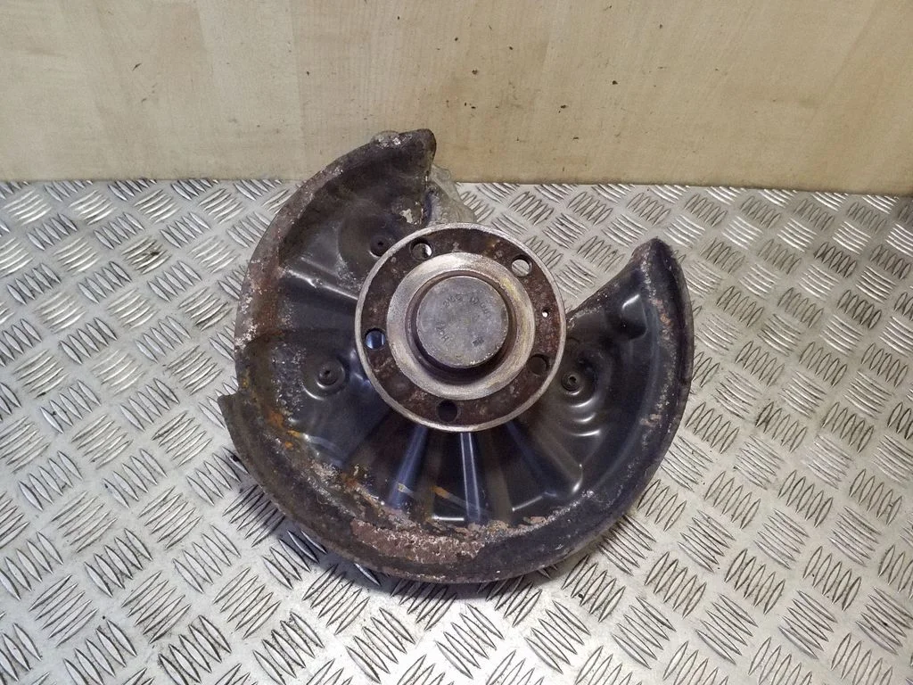 Rear wheel hub – left