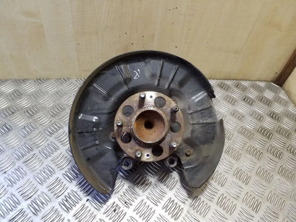 Rear wheel hub – right