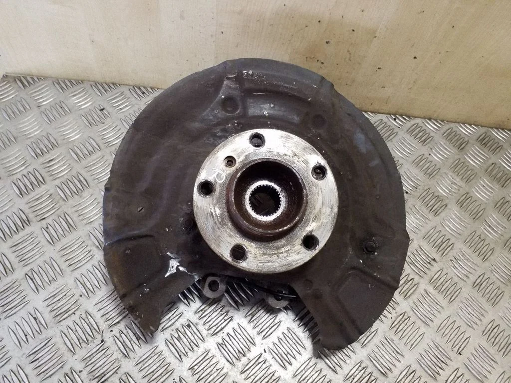 Rear wheel hub – right
