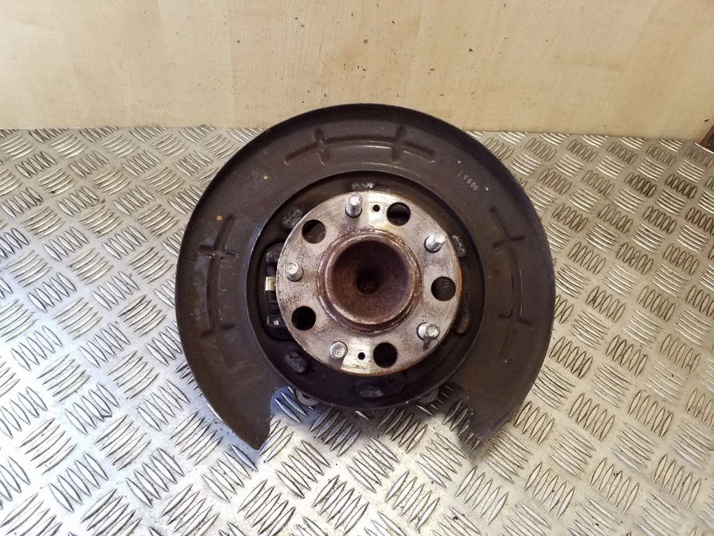 Rear wheel hub – right