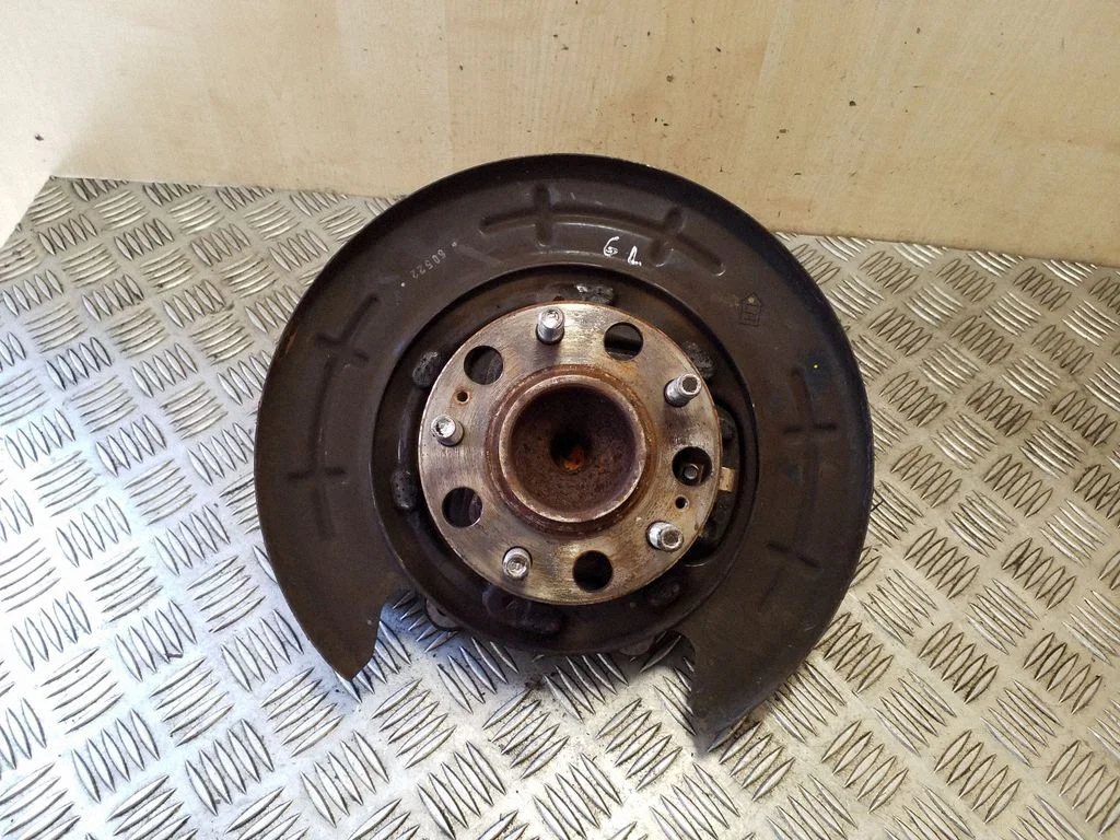 Rear wheel hub – left