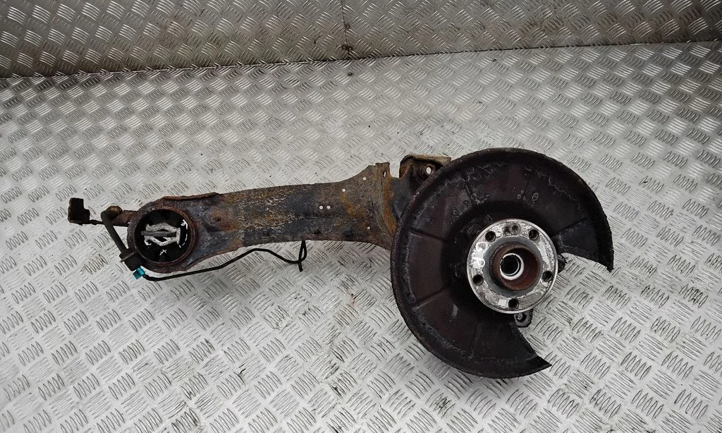 Rear wheel hub – right