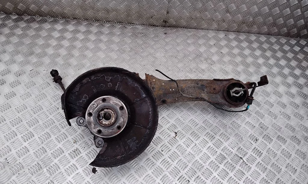 Rear wheel hub – left