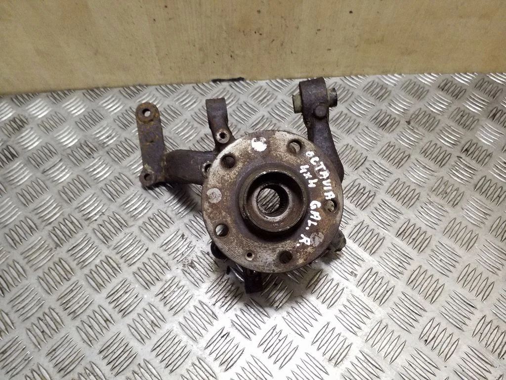 Rear wheel hub – right