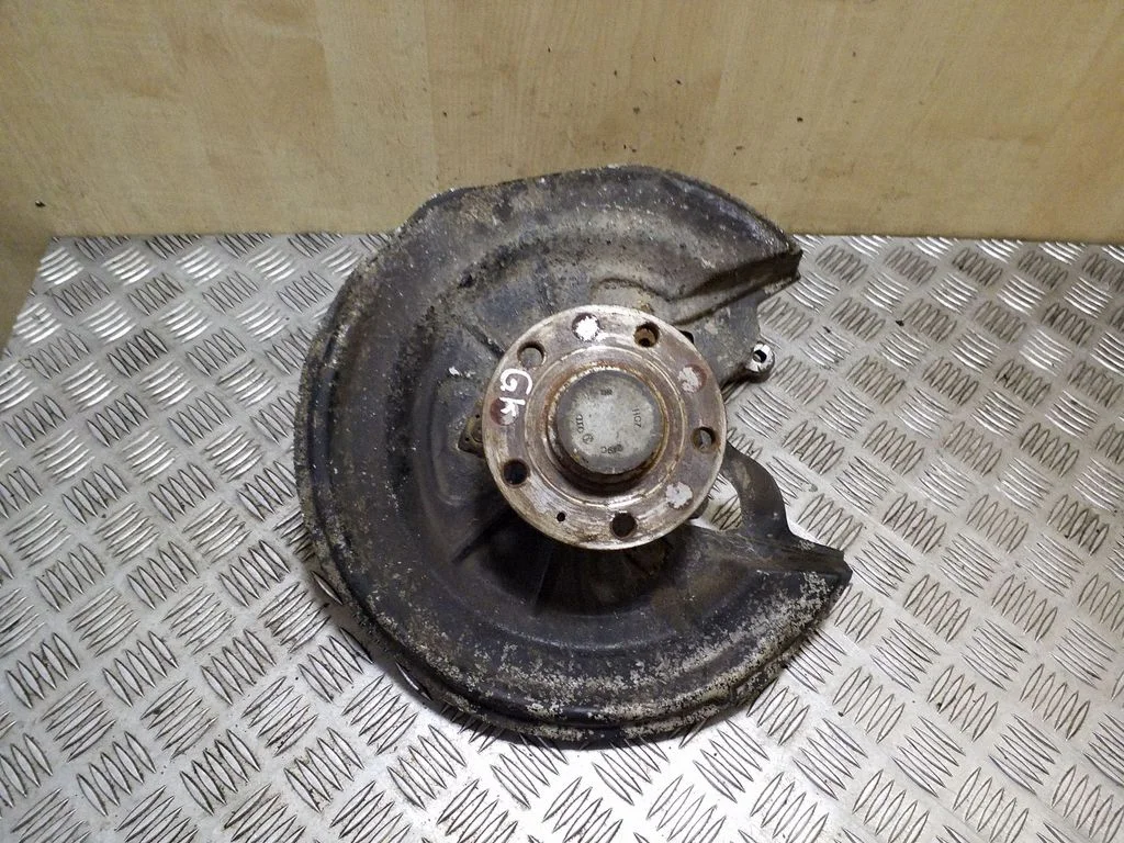 Rear wheel hub – left