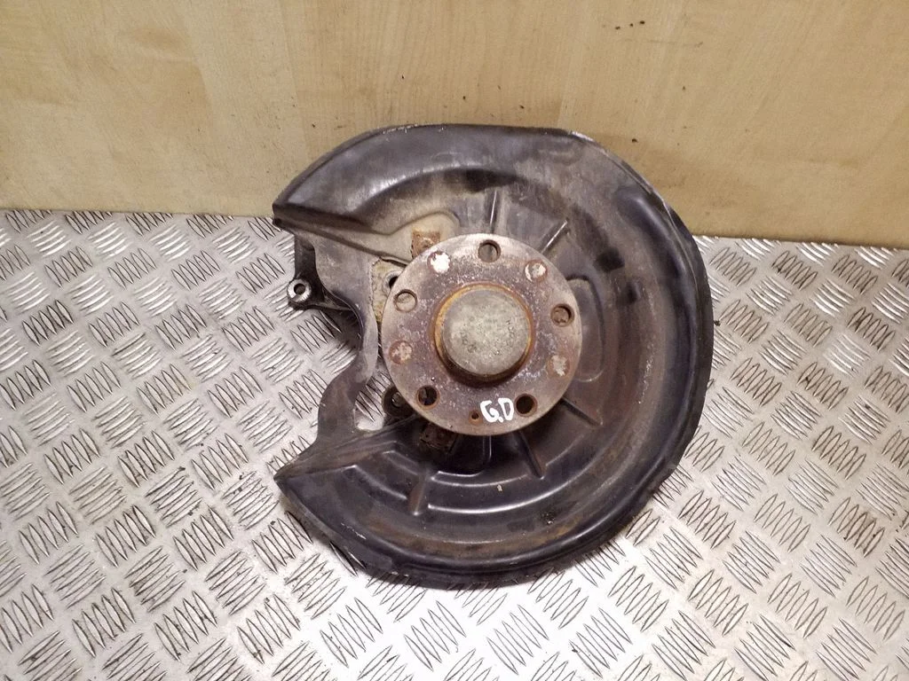 Rear wheel hub – right