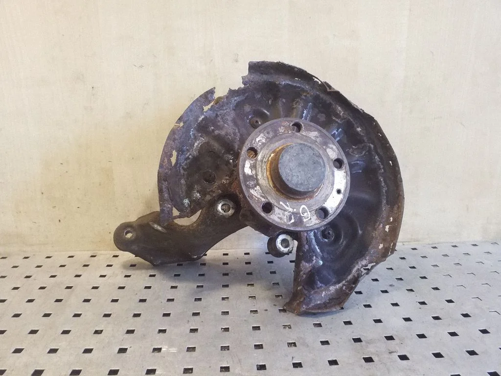 Rear wheel hub – right