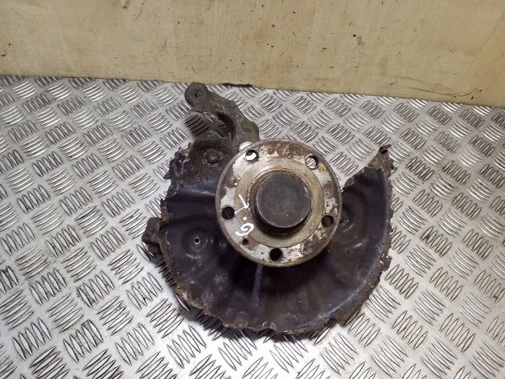 Rear wheel hub – left