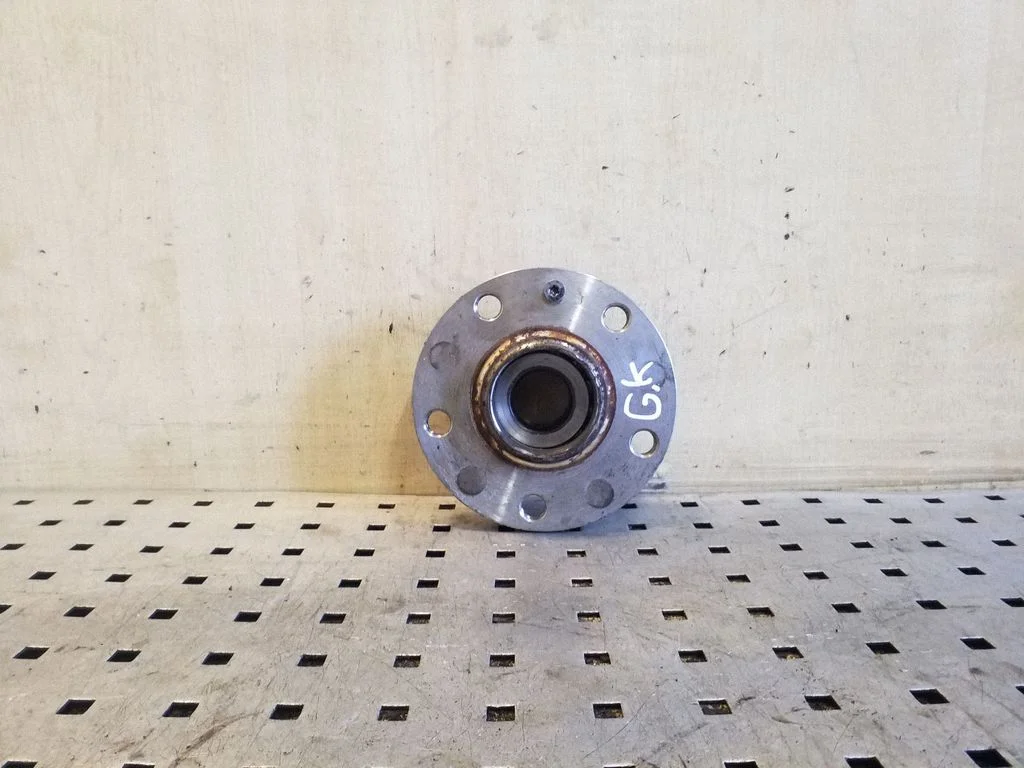 Rear wheel hub – left