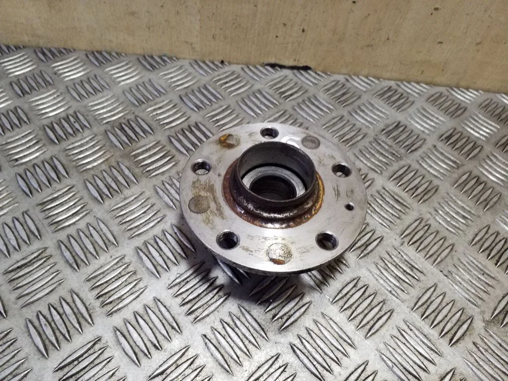 Rear wheel hub – right